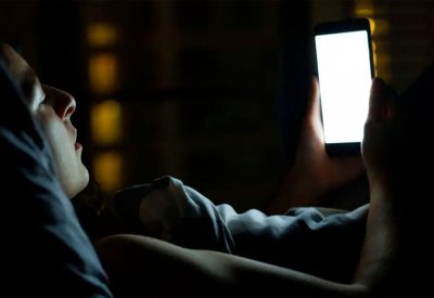 لهذه الأسباب.. احذر تصفح وسائل التواصل قبل النوم!