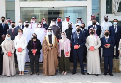 وزير المواصلات يسلم وسام الأمير سلمان بن حمد للاستحقاق الطبي