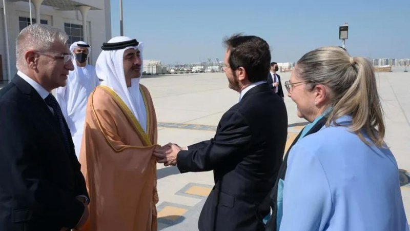 في أول زيارة من نوعها.. رئيس إسرائيل يصل الإمارات