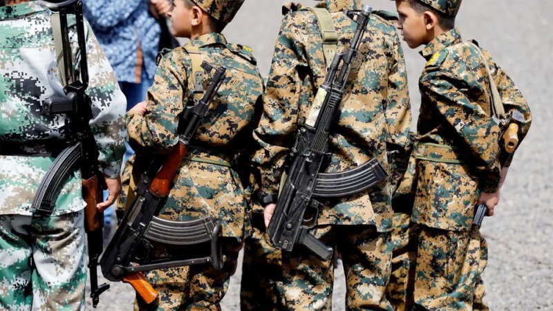 تفاصيل صادمة عن تجنيد الحوثيين للأطفال.. 2000 قتلوا