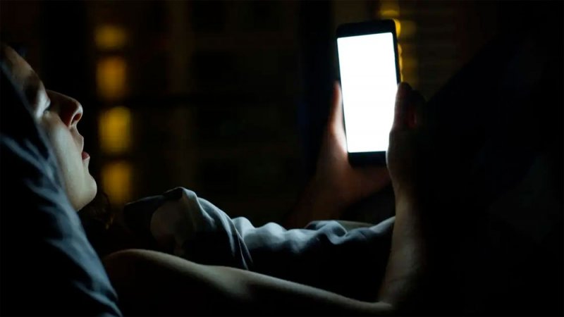 لهذه الأسباب.. احذر تصفح وسائل التواصل قبل النوم!