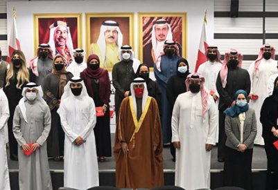 وزير الصناعة يسلم منتسبي إدارة التفتيش بالوزارة وسام الأمير سلمان بن حمد للاستحقاق الطبي
