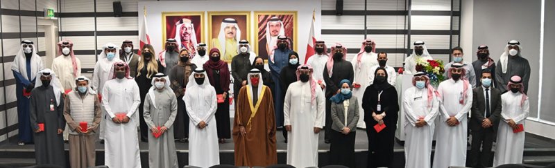 وزير الصناعة يسلم منتسبي إدارة التفتيش بالوزارة وسام الأمير سلمان بن حمد للاستحقاق الطبي