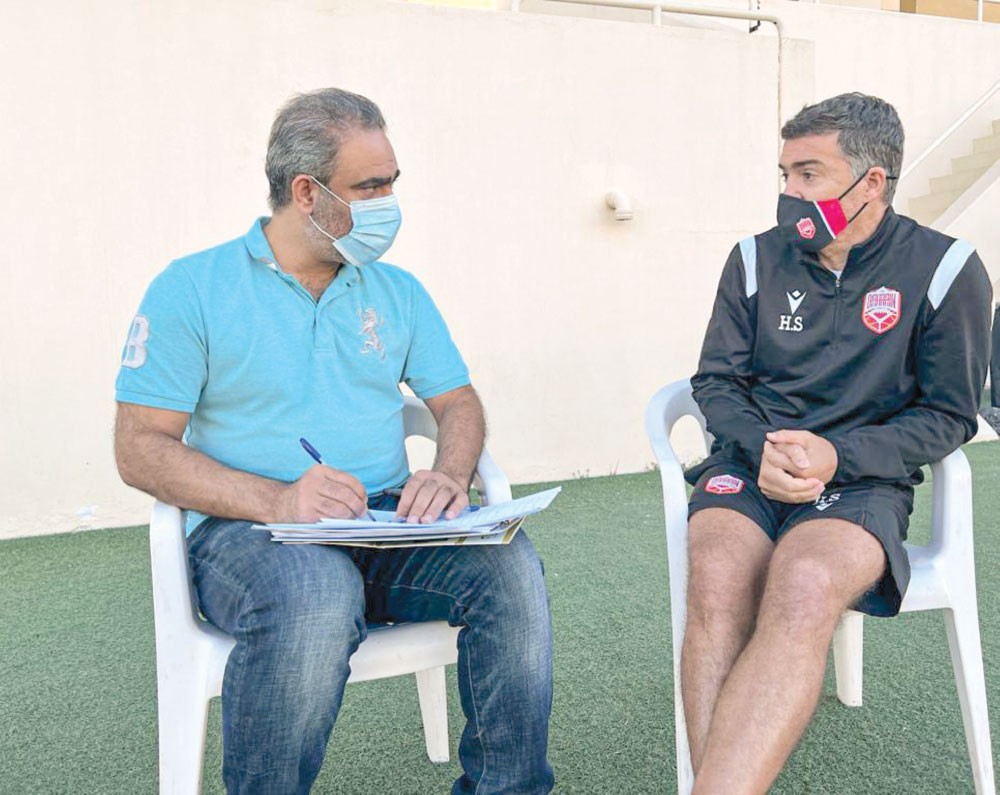 الزميل حبيب عبدالله خلال حديثه مع المدرب سوزا