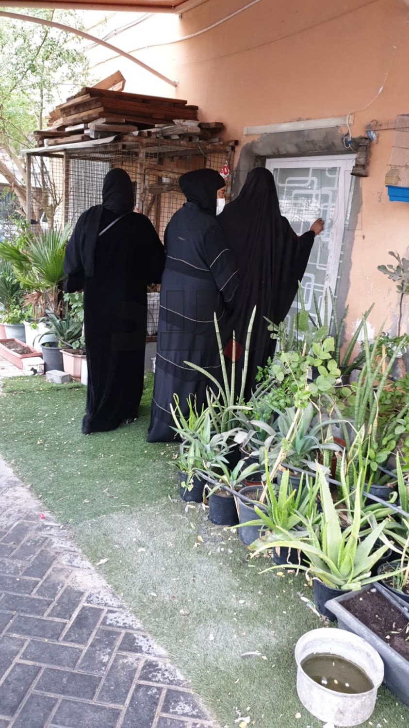 الأهالي بجانب منزل الطفلة شهد