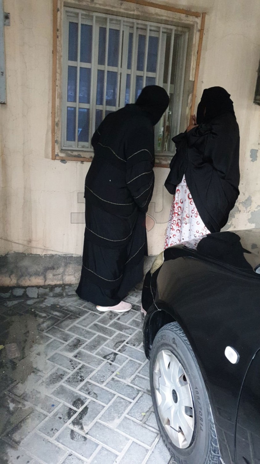 الأهالي بجانب منزل الطفلة