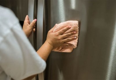 طريقة "مذهلة" لتنظيف ثلاجة المنزل.. سنوات ونحن على خطأ