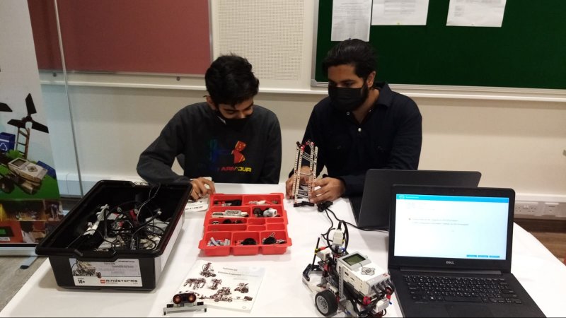 طلاب ثانوية الفاتح يبتكرون مشروعاً رقمياً لإنتاج الطاقة المستدامة