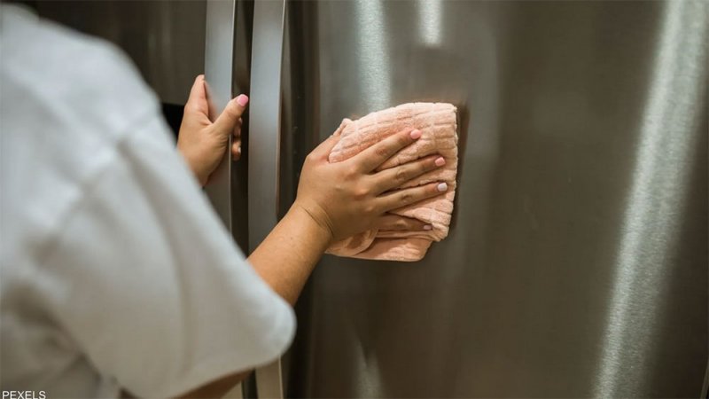 طريقة "مذهلة" لتنظيف ثلاجة المنزل.. سنوات ونحن على خطأ