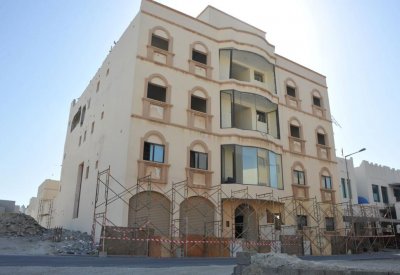 بالصور: بلدية المحرق تنفذ حكماً قضائيًا بإزالة البناء المخالف من عقار في منطقة قلالي