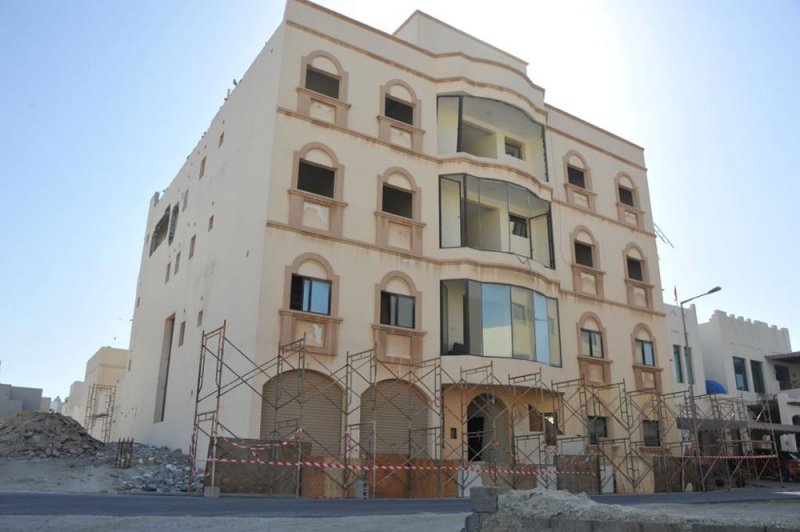 بالصور: بلدية المحرق تنفذ حكماً قضائيًا بإزالة البناء المخالف من عقار في منطقة قلالي