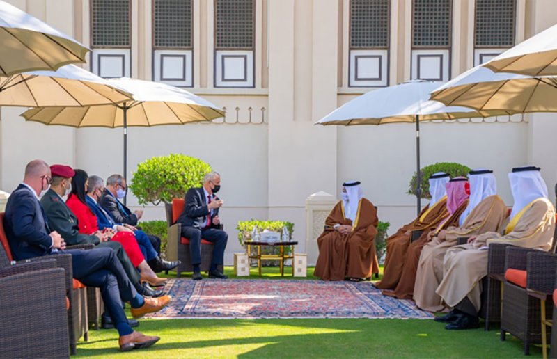 سمو ولي العهد نائب القائد الأعلى رئيس مجلس الوزراء يلتقي وزير الدفاع الإسرائيلي