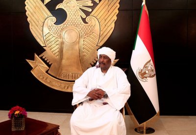 البرهان يبحث مع رئيس البعثة الأممية إنهاء الأزمة بالسودان
