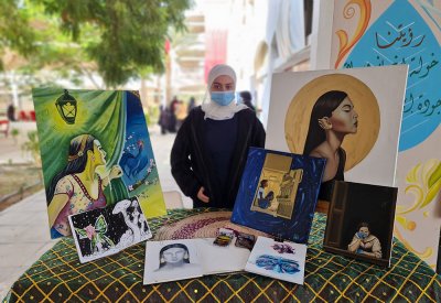 طالبات مبدعات ينظمن معارض فنية في المدرسة 