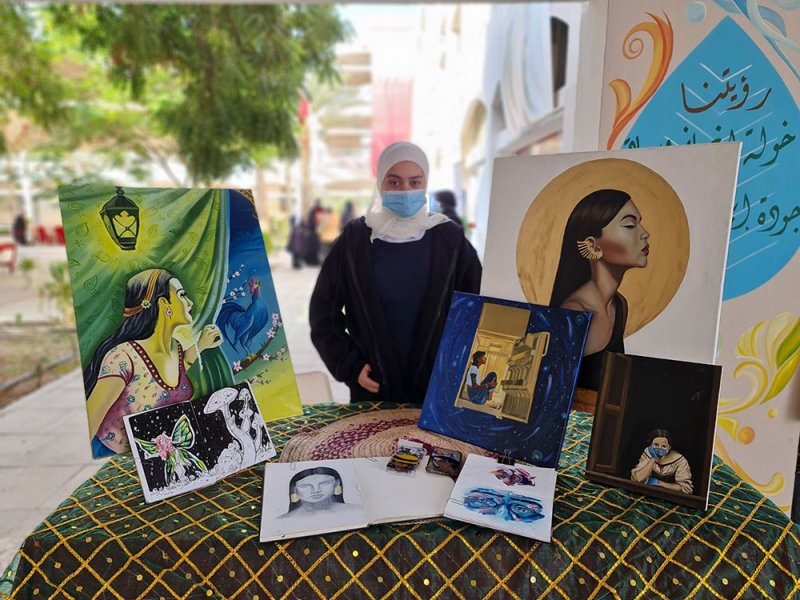 طالبات مبدعات ينظمن معارض فنية في المدرسة 