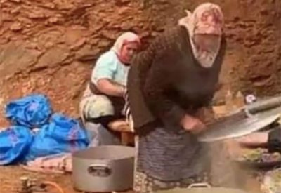 نساء قرية الطفل ريان يتطوعن لإطعام فرق الإنقاذ والصحفيين