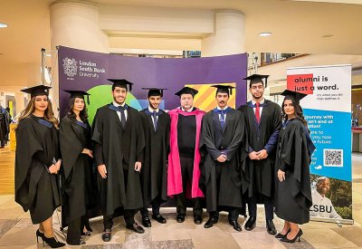 خريجي البرامج البريطانية بجامعة العلوم التطبيقية يحضرون حفل تخريجهم من جامعة لندن ساوث بانك