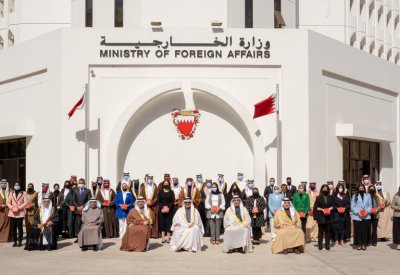 وزير الخارجية يسلم منتسبي الوزارة وسام الأمير سلمان بن حمد للاستحقاق الطبي