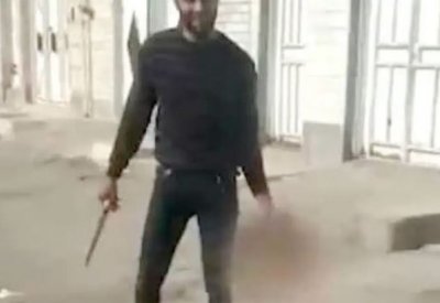بالفيديو والصورة: إيراني قطع رأس زوجته.. وسار به في الشارع