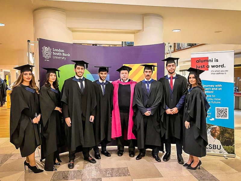 خريجي البرامج البريطانية بجامعة العلوم التطبيقية يحضرون حفل تخريجهم من جامعة لندن ساوث بانك