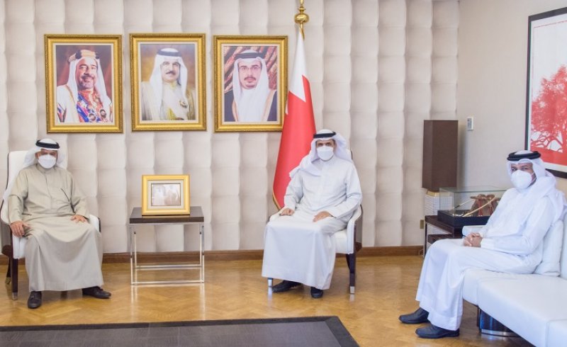 وزير الإعلام يستقبل رئيس الاتحاد البحريني للرياضية للجميع