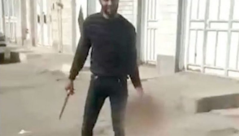 بالفيديو والصورة: إيراني قطع رأس زوجته.. وسار به في الشارع