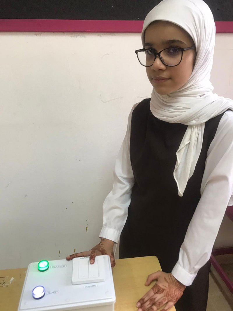 طالبتان بالإعدادي تبتكران جهازاً لترشيد الكهرباء