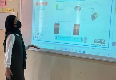 معلمة علوم توظف المختبرات الافتراضية لتطوير 600 طالبة