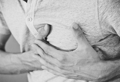 متى تتصل بالطوارئ؟.. 12 سببا لآلام الصدر