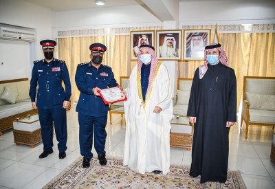 محافظ المحرق يكرم بعض رؤساء مراكز شرطة المحافظة ويشيد بجهود رجال الأمن