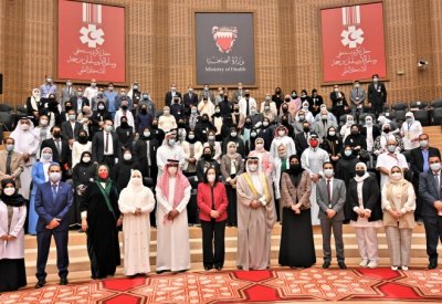 وزيرة الصحة تسلم منتسبي الوزارة وسام الأمير سلمان بن حمد للاستحقاق الطبي