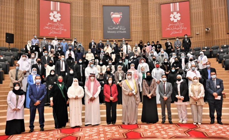 وزيرة الصحة تسلم منتسبي الوزارة وسام الأمير سلمان بن حمد للاستحقاق الطبي