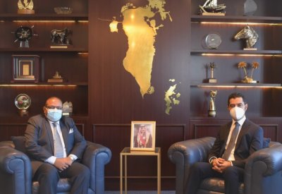 وزير شئون الكهرباء والماء يبحث سبل تعزيز التعاون و الاهتمام المشترك مع السفير الهندي
