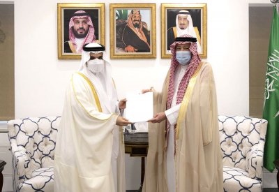 سفير البحرين لدى السعودية يقدم نسخة من أوراق اعتماده