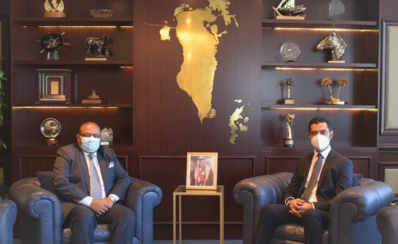 وزير شئون الكهرباء والماء يبحث سبل تعزيز التعاون و الاهتمام المشترك مع السفير الهندي
