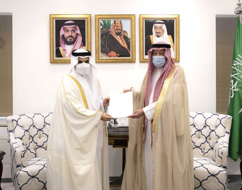 سفير البحرين لدى السعودية يقدم نسخة من أوراق اعتماده