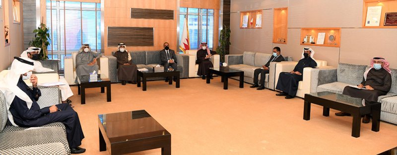 الوزير خلف يبحث مع النائب بوعنق عدد من المواضيع الخدمية في خامسة المحرق