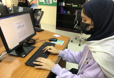 784 طالبة ثانوي يحققن تطوراً نوعياً في الكتابة بالإنجليزية