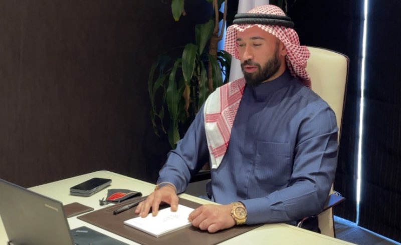 أمين عام اللجنة الأولمبية البحرينية يبحث مع رئيس الاتحاد الدولي لكمال الأجسام تفعيل أوجه التعاون