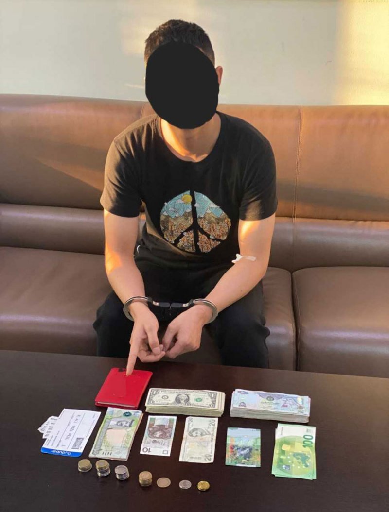 القبض على مسافر آسيوي سرق مبلغ مالي ومجوهرات من حقيبة مسافر آخر