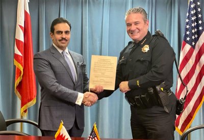 سفير البحرين لدى أمريكا يوقع مذكرة تفاهم مع رئيس شرطة دنفر