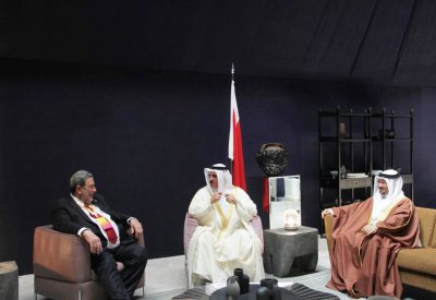 سفير مملكة البحرين في أبوظبي يجتمع مع رئيس وزراء ووزير خارجية سانت فينسنت وجزر غرينادين