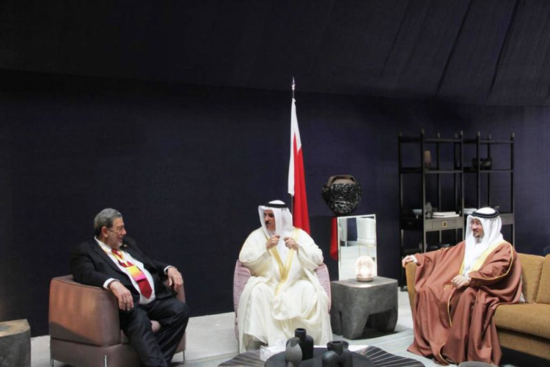 سفير مملكة البحرين في أبوظبي يجتمع مع رئيس وزراء ووزير خارجية سانت فينسنت وجزر غرينادين