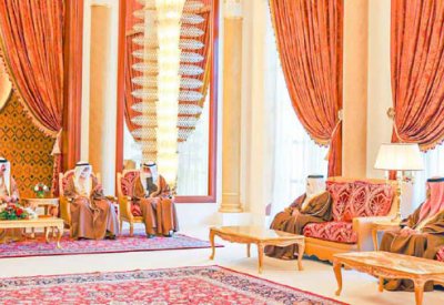 جلالة الملك المفدى يستقبل أعضاء مجلس العائلة المالكة ورئيسي مجلس الشورى والنواب والقائد العام