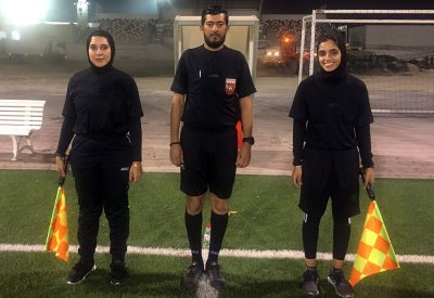 منال وآسيا أول حكمتين بحرينيتين تشاركان في إدارة مباراة كرة قدم
