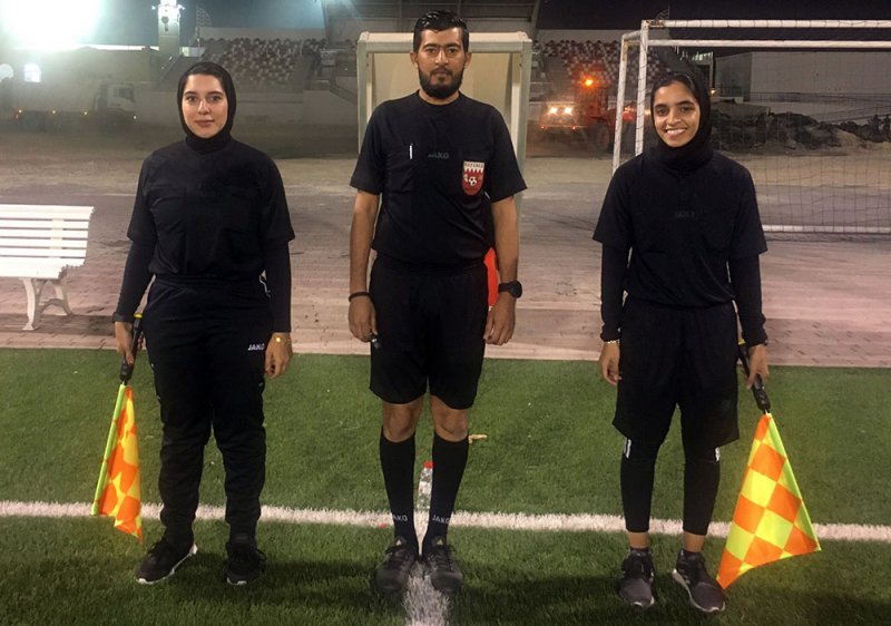 منال وآسيا أول حكمتين بحرينيتين تشاركان في إدارة مباراة كرة قدم
