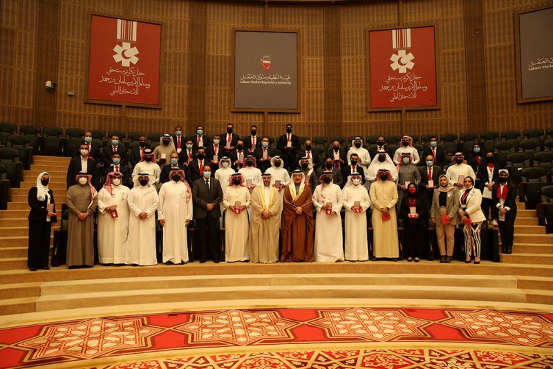 رئيس مجلس إدارة هيئة سوق العمل يسلم منتسبي الهيئة وسام الأمير سلمان بن حمد للاستحقاق الطبي