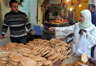 مغاربة يتذمرون من غلاء الأسعار.. والحكومة تشرحُ السبب