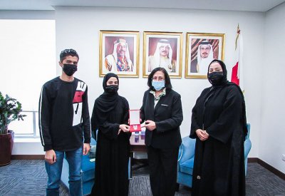 وزيرة الصحة تسلم أبناء المتوفي جعفر محمد الدمستاني وسام الأمير سلمان بن حمد للاستحقاق الطبي