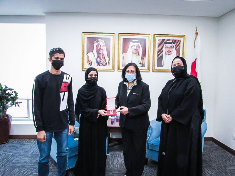 وزيرة الصحة تسلم أبناء المتوفي جعفر محمد الدمستاني وسام الأمير سلمان بن حمد للاستحقاق الطبي